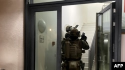 پولیس آلمان یک آپارتمان را جهت بررسی صحنۀ حملۀ چاقویی در منهایم جست‌وجو کرد