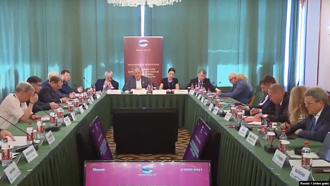 Captură de ecran din reportajul Rossia 1 dedicat conferinței de la Moscova organizată de Institutul țărilor CSI. Printre participanți – deputatul socialist, Bogdan Țîrdea (colț îndepărtat stânga).