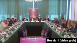 Captură de ecran din reportajul Rossia 1 dedicat conferinței de la Moscova organizată de Institutul țărilor CSI. Printre participanți - deputatul socialist, Bogdan Țîrdea (colț îndepărtat stânga).