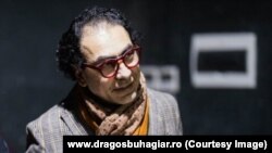 Scenograful Dragoș Buhagiar, președintele UNITER, la o repetiție a Teatrului Maghiar din Timișoara