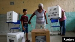 Люди голосують на виборах в Еквадорі, 20 серпня 2023 року 