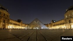 Piramira u pariškom muzeju Louvre tokom 'Sata za planetu Zemlju', 26. mart 2022. 
