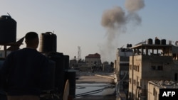 Dim na nebu tokom izraelskih napada na izbjeglički kamp Rafah, 2. mart 2024.