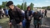 Жители Волчанска и близлежащих сел ждут автобусы во время эвакуации в Харьков из-за российских обстрелов. Украина, 10 мая 2024 года