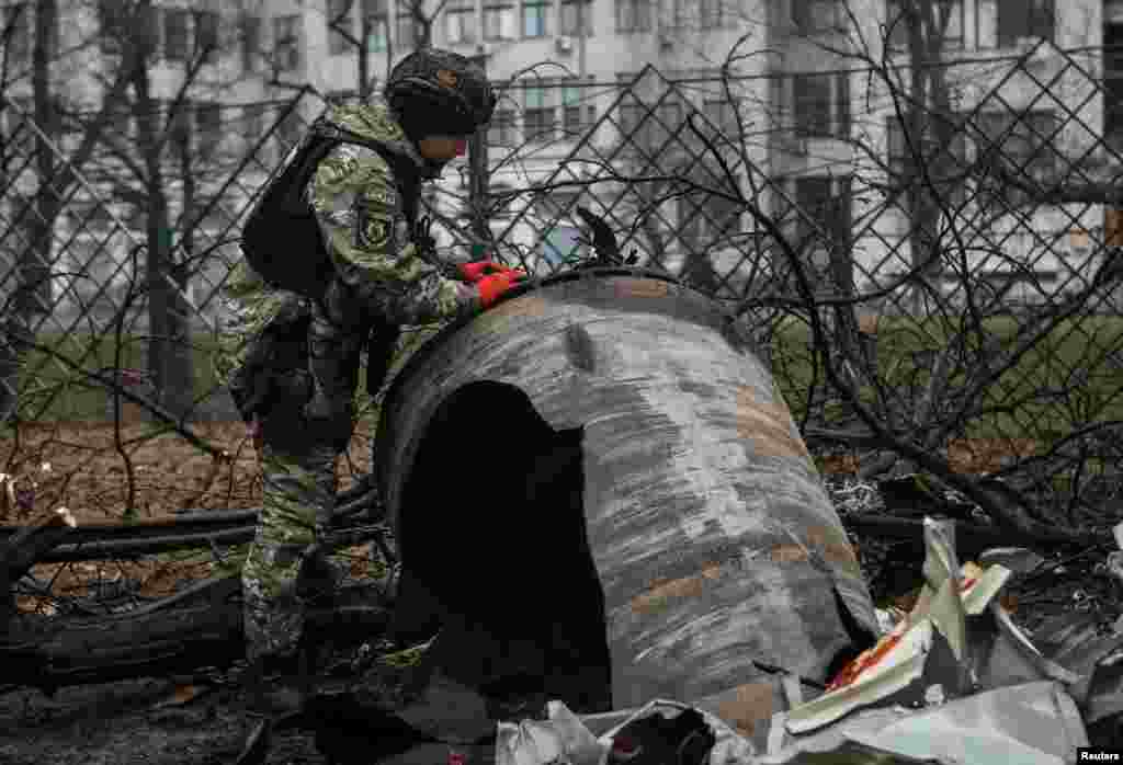 Сапер оглядає уламок російської ракети в Харкові. Силам ППО ЗСУ вдалося знищити 107 засобів повітряного нападу, зокрема 59 із 70 крилатих ракет Х-101/Х-555/Х-55, три з трьох крилатих ракет &laquo;Калібр&raquo; та 10 з 10 аеробалістичних ракет &laquo;Кинджал&raquo;. Головнокомандувач ЗСУ Валерій Залужний назвав це рекордом