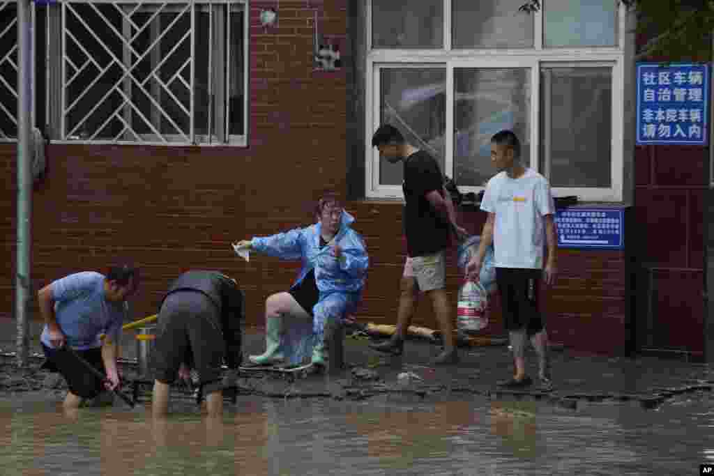 Vojni helikpteri dostavljaju potrepštine putnicima zarobljenim u vozovima nakon što je jaka oluja opustošila Peking. na fotografiji: Miaofengšan, predgrađe Pekinga, 1. avgust