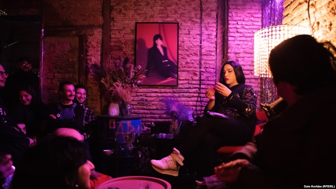 Aldagan xotinlar ishtirokidagi frantsuz retro pornosi