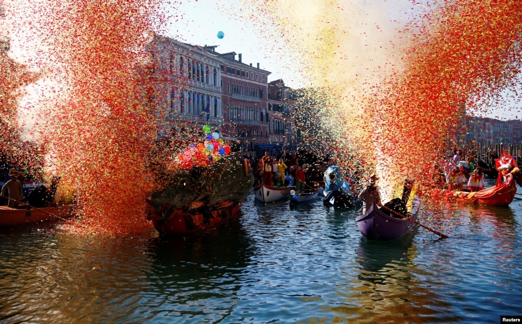 Atmosfera festive pranë urës Rialto, në Kanalin e Madh,&nbsp;në momentin e hapjes së Karnavalit të Venedikut.