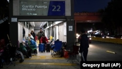 Біженці з України на автобусній зупинці в Тіхуані, Мексика, 4 квітня 2022 року