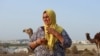 Na obalama jezera Al Sejoumi u glavnom gradu Tunisa, četrdesetogodišnja Siham al-Ayadi i njezina obitelj vode nomadski način života gdje neprestano putuju u potrazi za vodom i zelenim pašnjacima za svoju stoku, uključujući deve i ovce.