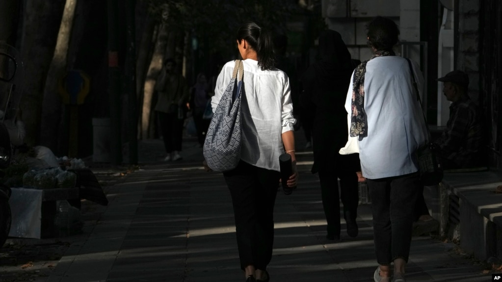 با وجود تمام محدودیت‌ها بسیاری از زنان در ایران حجاب اجباری را رعایت نمی‌کنند