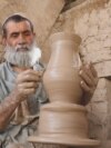 Në një zonë me pluhur dhe të nxehtë të Kandaharit, Nazar Mohammad po krijon një enë balte duke përdorur të njëjtën teknikë tradicionale sikurse paraardhësit e tij. Ai është një nga mjeshtrit e shumtë që shpreson ta mbajë gjallë te brezat e ardhshëm trashëgiminë e pasur artistike të Afganistanit të përpunimit të qeramikës Kolali -- e njohur për lustrimet e saj unike blu dhe jeshile.