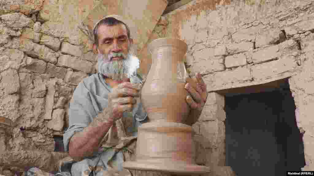 In a dusty and hot area of Kandahar, Nazar Mohammad creates a clay pot using the same traditional technique as his ancestors. He is one of the many craftsmen hoping to keep Afghanistan&#39;s rich artistic heritage of Kolali pottery -- known for its unique blue and green glazes -- alive for future generations.