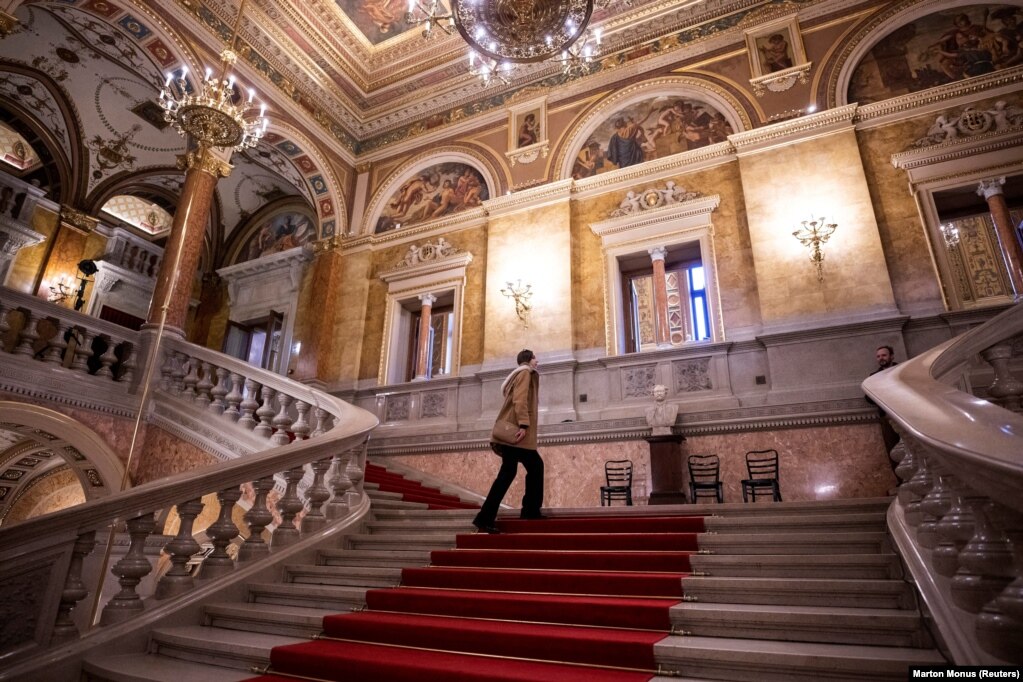 Shkallët e zbukuruara në Operën Shtetërore Hungareze në Budapest ku interpretoi Muromtseva.