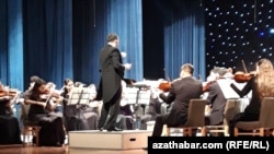 Концерт классической музыки Государственного симфонического оркестра Туркменистана под управлением Расула Клычева. Ашхабад, 19 апреля, 2024. 