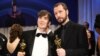 Килиън Мърфи, който изигра главната роля в „Опенхаймер“, и режисьорът на „20 дни в Мариупол“ Мстислав Чернов на церемонията по връчване на наградите „Оскар“, 10 март 2024 г.