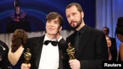 Килиън Мърфи, който изигра главната роля в „Опенхаймер“, и режисьорът на „20 дни в Мариупол“ Мстислав Чернов на церемонията по връчване на наградите „Оскар“, 10 март 2024 г.