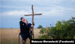 Прем'єр-міністр Польщі Матеуш Моравецький встановлює символічний хрест на місці вже неіснуючого волинського села Острувки, де, за оцінками польських дослідників, в 1943 році загинули близько півсотні поляків. Україна, 7 липня 2023 року