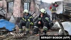 Ілюстраційне фото. Рятувальники на місці ураження російського дрона, Харків, 21 травня 2024 року
