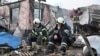 Вогнеборці на місці приватного будинку, зруйнованого атакою російського безпілотника в передмісті Харкова, 21 травня 2024 року