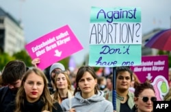 Хора вземат участие в митинг в отбрана на правото на аборт в Берлин, Германия, през 2022 година 