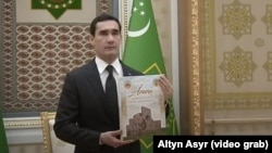 Türkmenistanda döwlet baştutanlarynyň ýazandygy aýdylýan kitaplaryň çapdan çykmagy we onuň döwlet derejesinde propaganda edilmegi adaty tejribä öwrüldi.