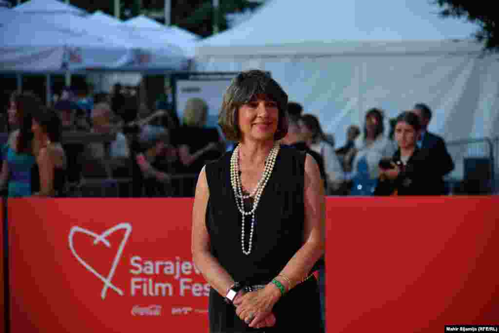 &quot;Veliko mi je zadovoljstvo i čast što se nalazim na crvenom tepihu Sarajevo Film Festivala. Danas je prvi put da sam prohodala ovim tepihom i zaista sam ponosna na tu priliku jer ovo je film koji govori o otporu Sarajeva tokom ratnih dešavanja&quot;, istaknula je Amanpour novinarima na crvenom tepihu.