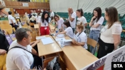 Imagine de la una din secțiile de votare din Bulgaria, la sfârșitul zilei scrutinului. Conform rezultatelor alegerilor, în Parlamentul European au acces cinci formațiuni.