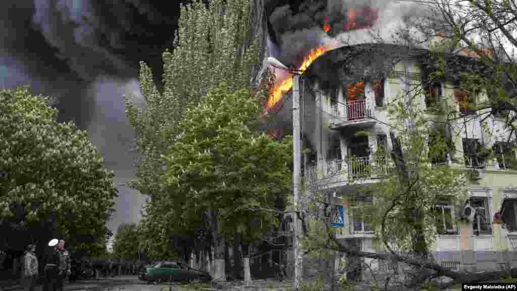 Lángoló rendőrségi épület Mariupol központjában május 9-én. A tűz azt követően ütött ki, hogy ukrán csapatok támadást indítottak az intézmény ellen.&nbsp;Az akció körülményei máig nem tisztázottak. Aznap több ember meghalt a harcokban