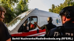 Правоохоронці і «швидка» біля будівлі Шевченківського райсуду Києва, 5 липня 2023 року