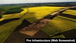 În aprilie, pe lotul 2 din tronsonul de autostradă Ploiești-Buzău, de pe Autostrada A7, sub 20% din lucrări erau executate. Alături de lotul 1 ar trebui inaugurat în 2024.