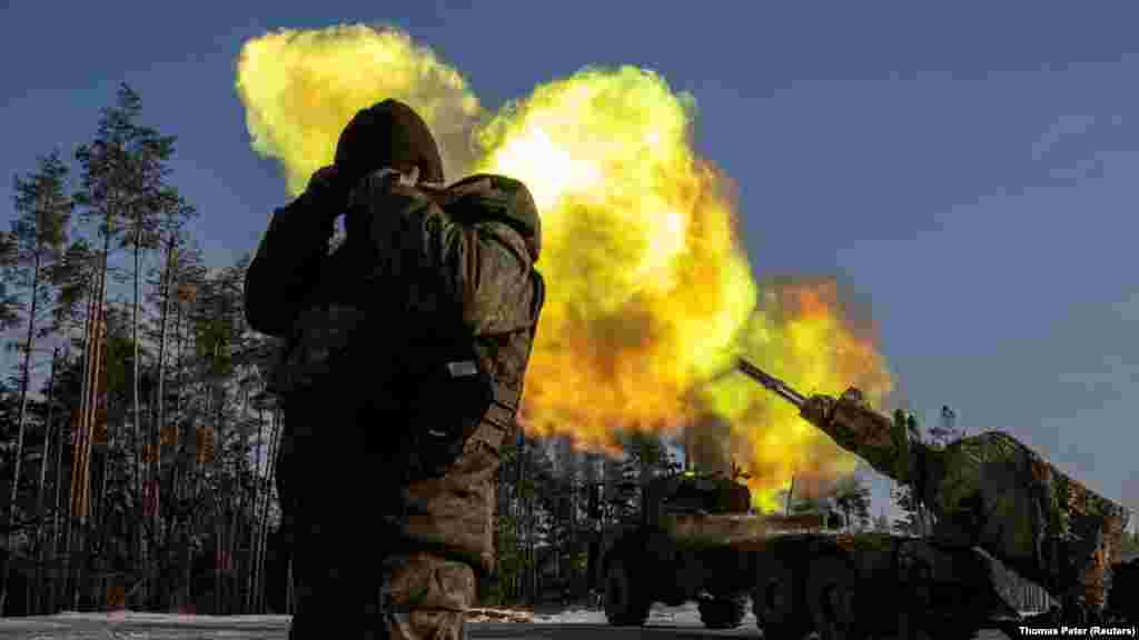 Ukrán katonák egy svéd gyártmányú Archer önjáró löveggel a kelet-ukrajnai Donyeck térségében december 16-án. A kijevi csapatok hiányt szenvednek tüzérségi lövedékekből, és a külföldi támogatás hiánya miatt visszafogtak néhány katonai műveletet &ndash; mondta a Reutersnek a hadsereg egyik magas rangú tábornoka