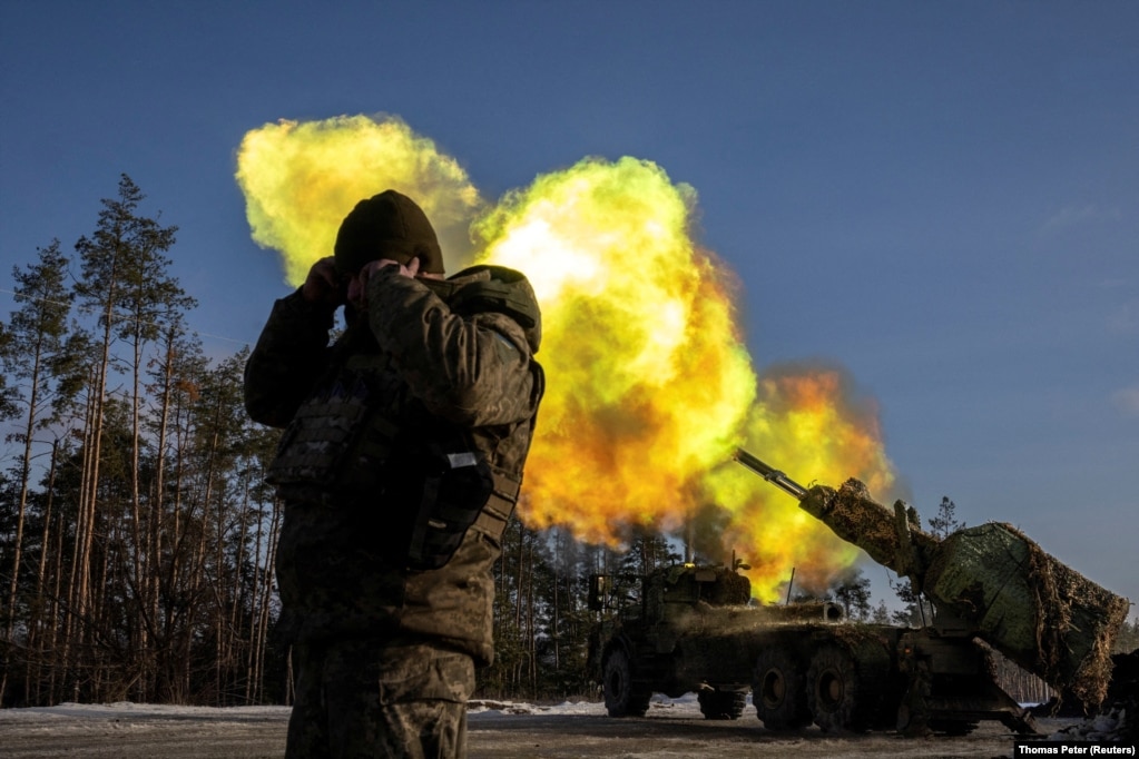 Ushtarët ukrainas qëllojnë me një obus vetëlëvizës Archer të prodhimit suedez në pozicionet ruse në rajonin e Donjeckut të Ukrainës lindore, më 16 dhjetor. Forcat e Kievit po përballen me mungesë predhash artilerie dhe kanë pakësuar disa operacione ushtarake për shkak të mungesës së ndihmës së huaj, tha një gjeneral i lartë i ushtrisë për Reuters.