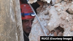 Рятувальник із Боснії працює в завалах житлового будинку в Туреччині, 13 лютого 2023 року