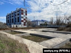 Котлован и фундамент на месте строительства школы. Уральск, 10 апреля 2023 года