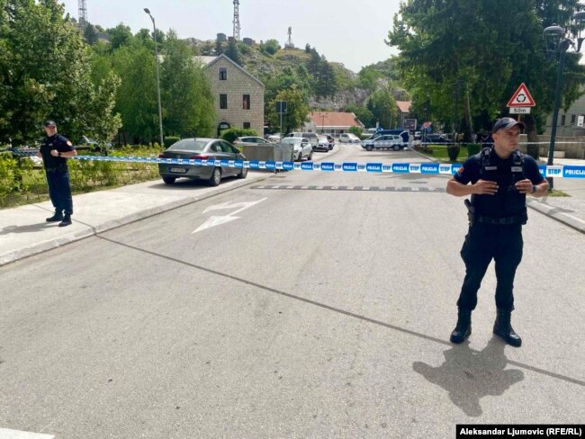 Zyrtarë policorë pranë vendit ku ndodhi shpërthimi në Cetinje.