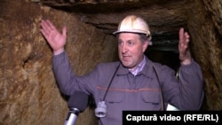 Dorin Rus, directorul Roșiamin, filială a Minvest Deva, societate care administrează Muzeul Mineritului, explică tehnica perfectă utilizată de romani în extragerea aurului.