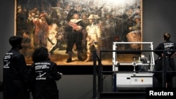 Реставратори работят по "Нощната стража" в държавния музей в Амстердам