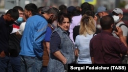 Putilkowoda ýerleşýän Moskwa sebitiniň Birleşdirilen migrasiýa merkezinde duran migrantlar. 2021 ý.