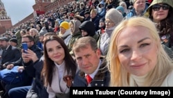 Imagine distribuită pe Telegram de Marina Tauber de 9 mai unde precizează că se află alături de fugarul Ilan Șor și bașcana Găgăuziei, Evghenia Guțul, la Parada Victoriei din Moscova.