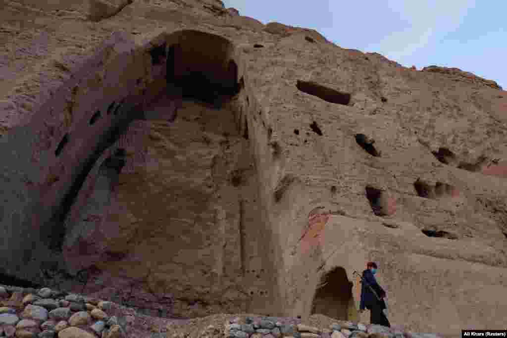 In March 2001, the Islamic fundamentalist Taliban regime blew up the culturally significant Buddha sculptures Salsal and Shahmama after declaring them to be un-Islamic. The international community strongly denounced the destruction.