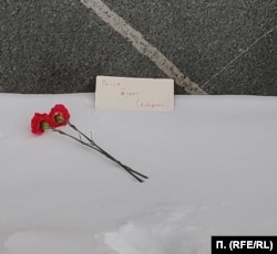 Стихийный мемориал в память о Навальном в Иркутске, 17 февраля 2024 года