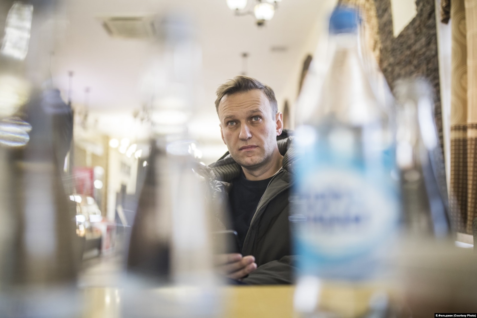 В придорожном кафе Навальный смотрит новости на включенном в зале телевизоре