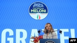 Në Itali, kryeministrja Giorgia Meloni do të vazhdojë udhëheqjen e politikave të vendit, pasi partia e saj e ekstremit të djathtë, Vëllezërit e Italisë, mundi Partinë Demokratike të qendrës së majtë.