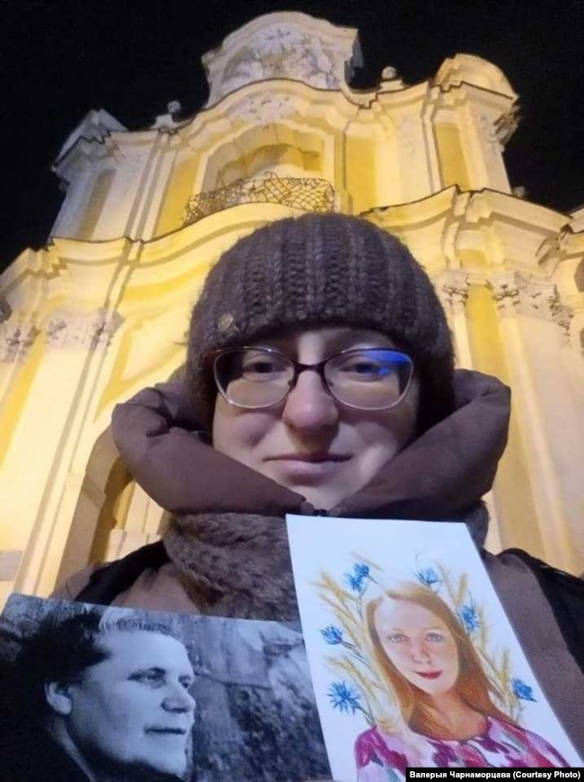 Valery Chernomortsova a Vilnius con una foto di Larisa Geniyush, che le è stata inviata da "Voladarka" e un ritratto della difensore dei diritti umani Marfa Rabkova, con la quale era nella stessa nave corsara.