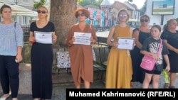Žene u Tuzli nosile letke slične čituljama tražeći da se zaštite žrtve nasilja