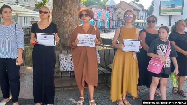 Žene u Tuzli nosile letke slične čituljama tražeći da se zaštite žrtve nasilja