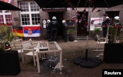 Policija pored ulaza u restoran ispred kojeg je došlo do tuče navijača, Gelzenkirhen, 16. juna 2024.