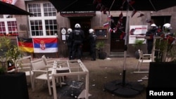 Policija pored ulaza u restoran ispred kojeg je došlo do tuče navijača, Gelzenkirhen, 16. juna 2024.