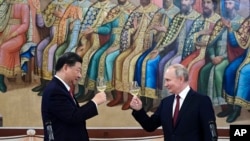  China și Xi sunt în prezent principalii aliați ai Kremlinnului chiar și după ce Putin a invadat Ucraina, în februarie anul trecut. Xi Jinping (stânga), în timpul vizitei sale de anul trecut de la Kremlin.